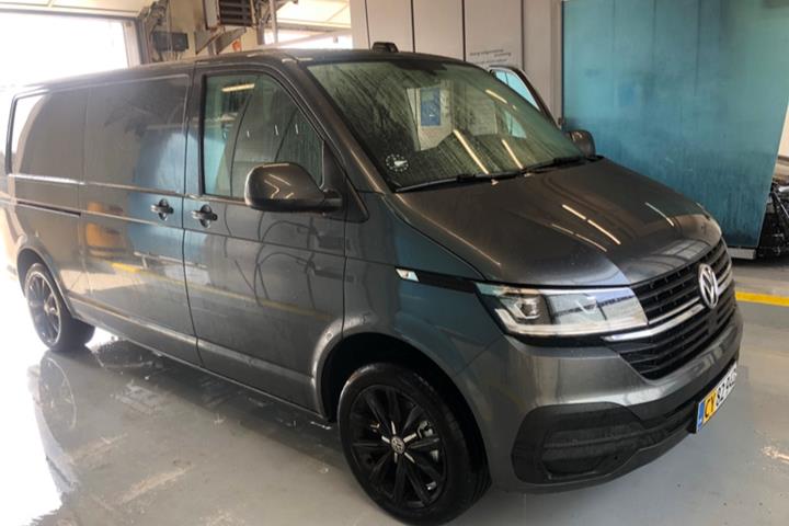 Grå VW Transporter fra 2021