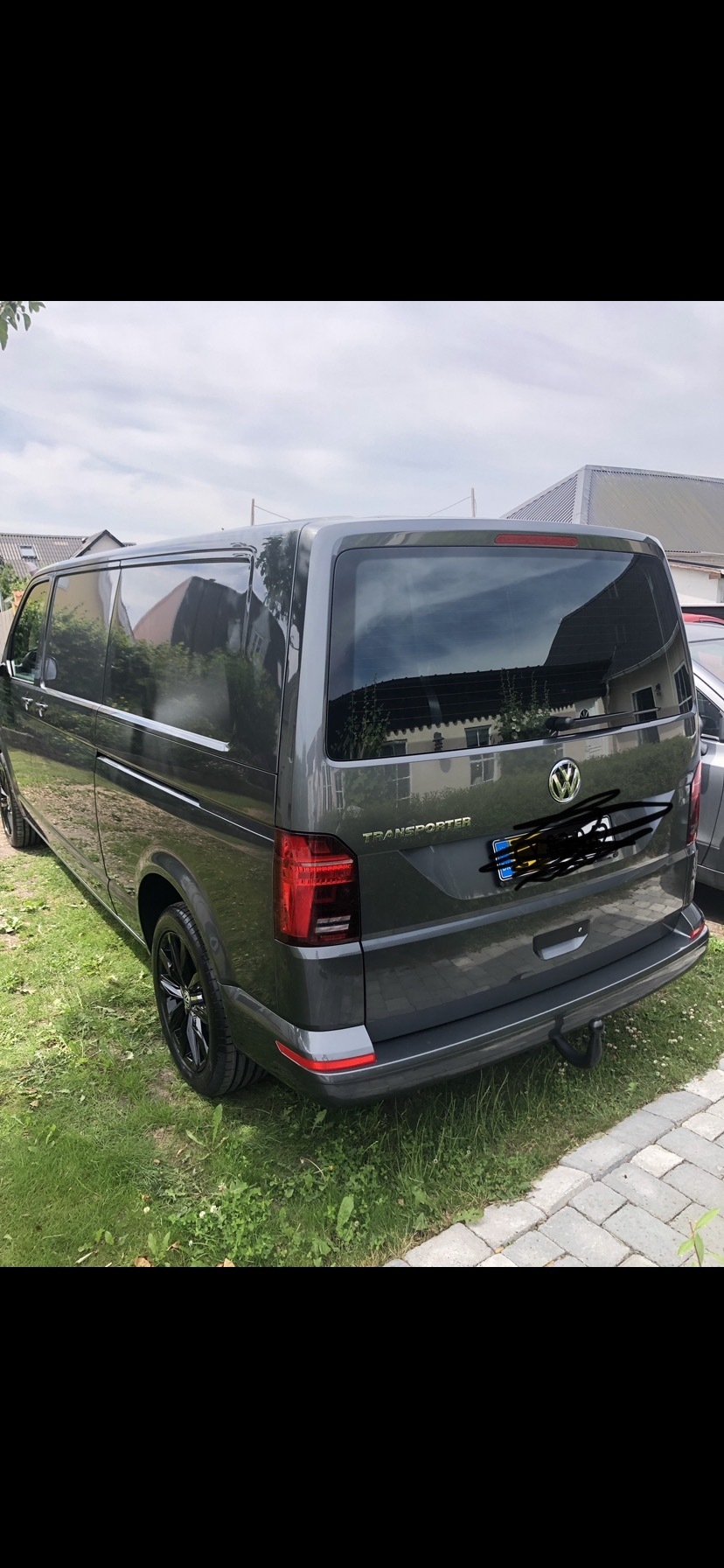 Grå VW Transporter fra 2021