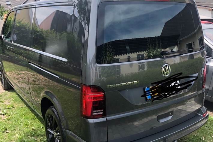 Grå VW Transporter fra 2021
