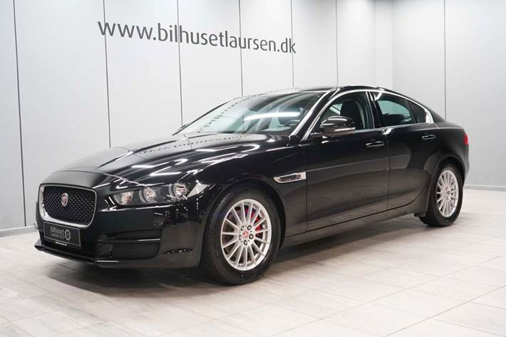 Sort Jaguar XE fra 2017