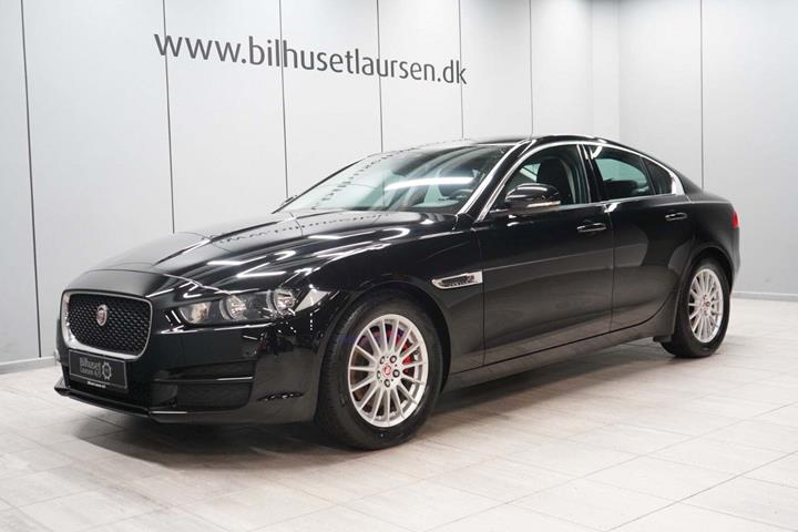 Sort Jaguar XE fra 2017