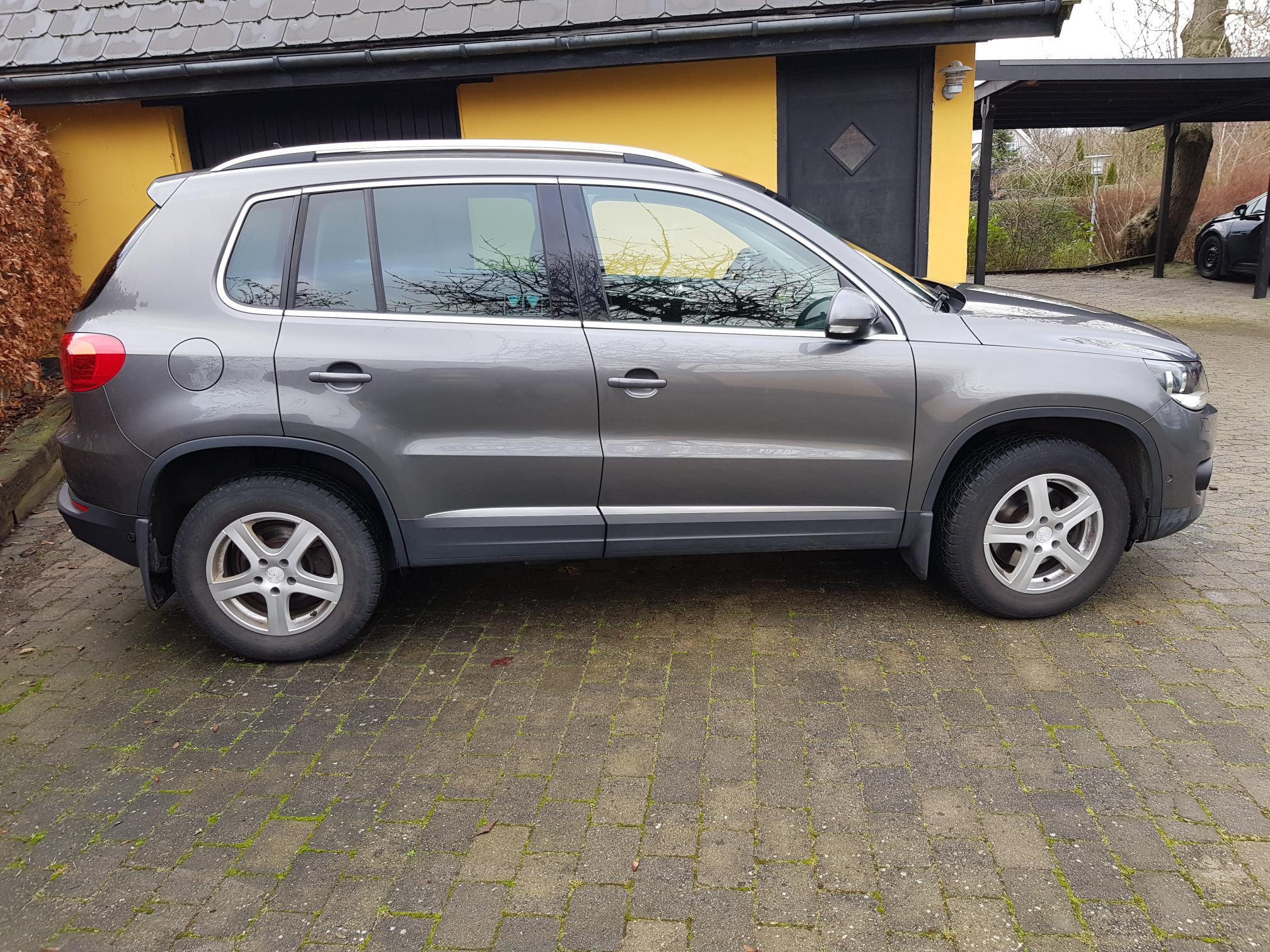 Grå VW Tiguan fra 2013