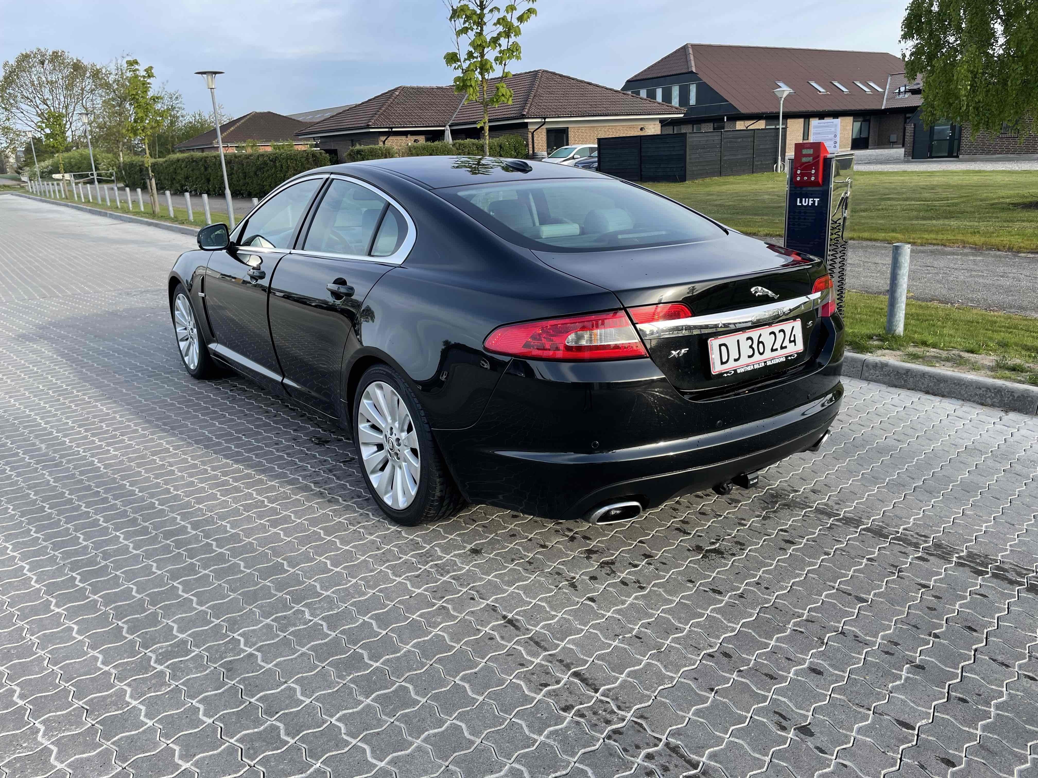 Sort Jaguar XF fra 2009
