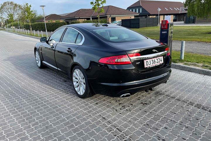 Sort Jaguar XF fra 2009