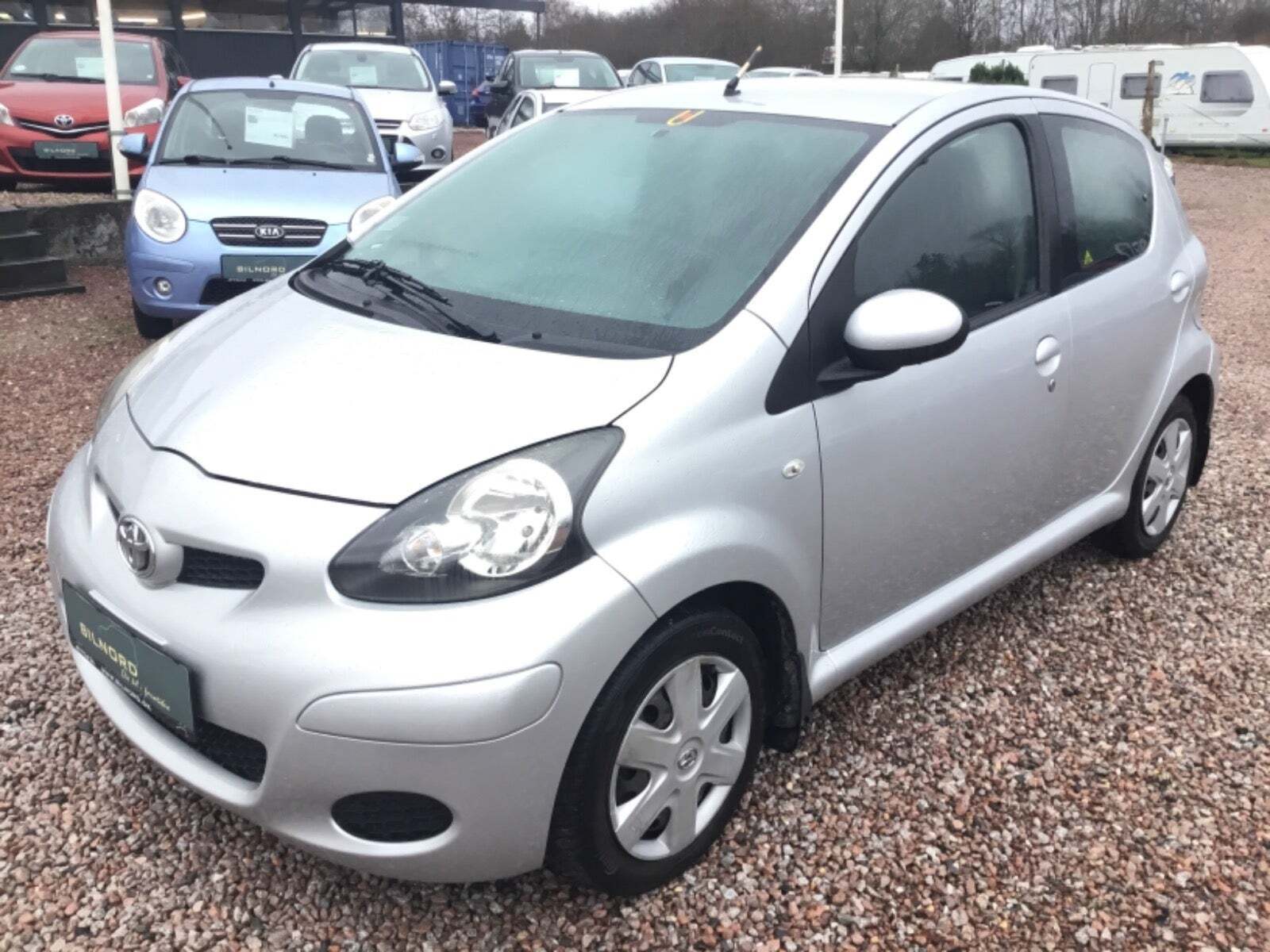 Grå Toyota Aygo fra 2011