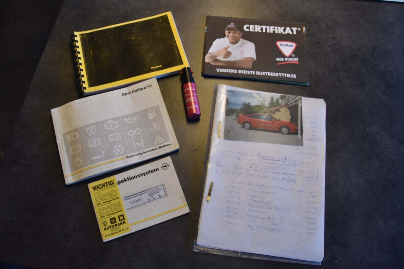 Rød Opel Calibra fra 1992 set udefra