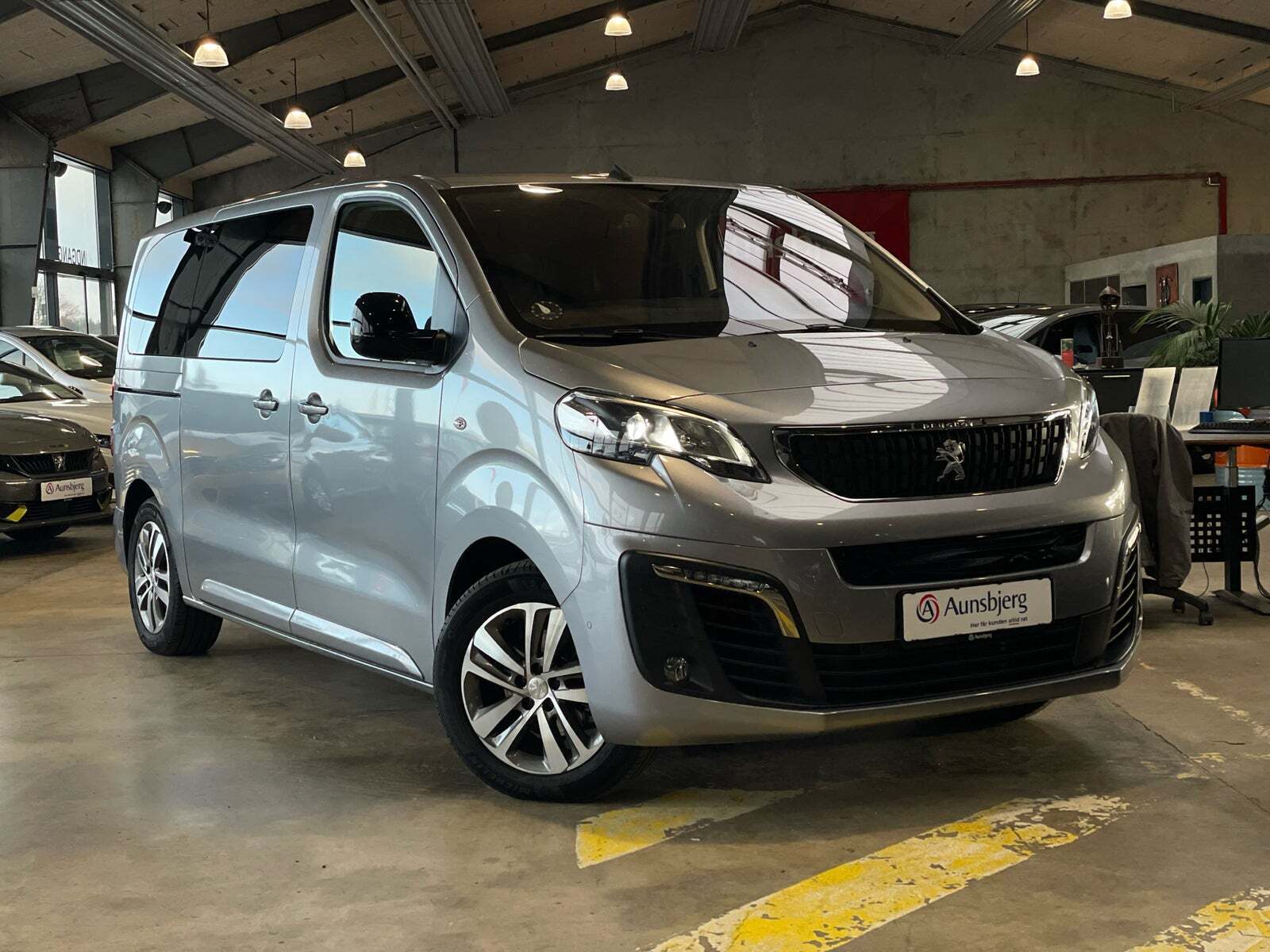 Grå Peugeot e-Traveller fra 2022