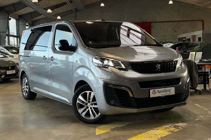 Grå Peugeot e-Traveller fra 2022