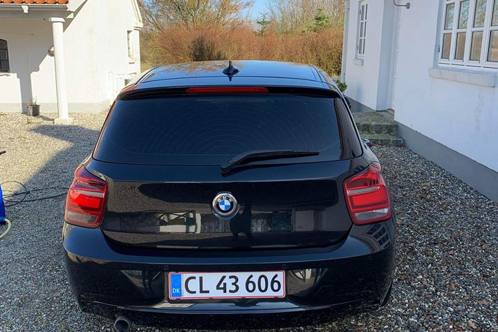 Sort BMW 118 fra 2012