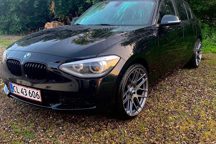 Sort BMW 118 fra 2012