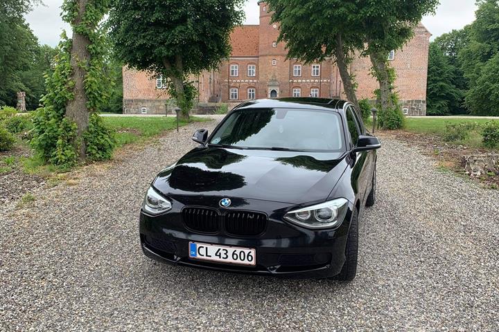 Sort BMW 118 fra 2012
