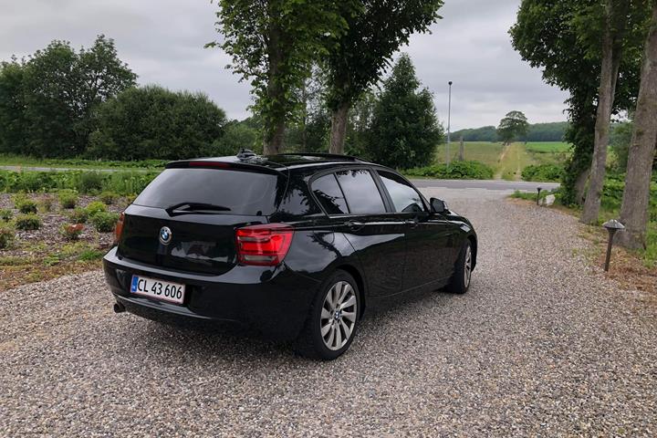 Sort BMW 118 fra 2012