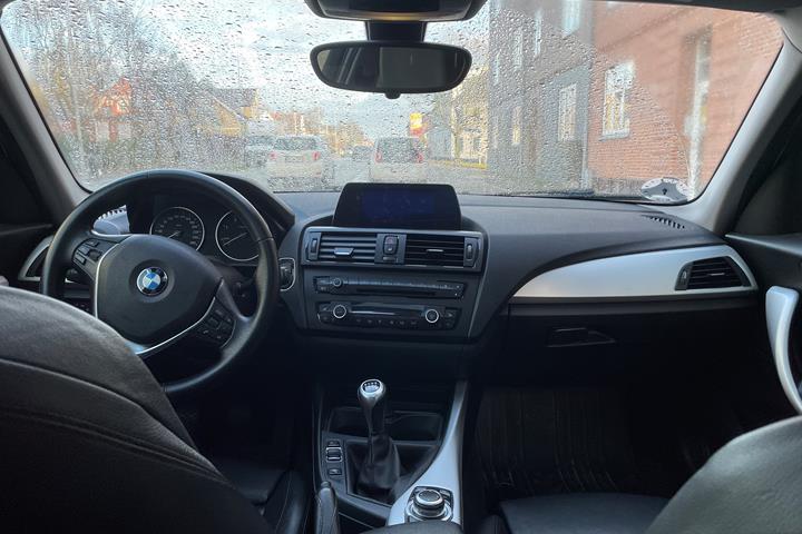 Sort BMW 118 fra 2012