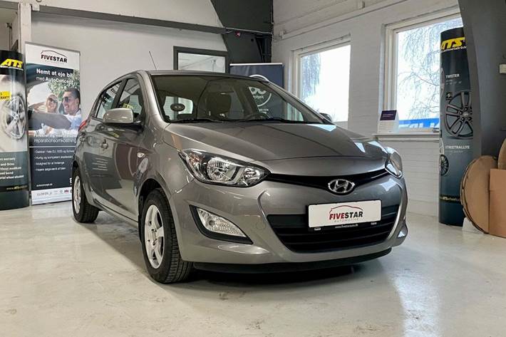 Grå Hyundai i20 fra 2014