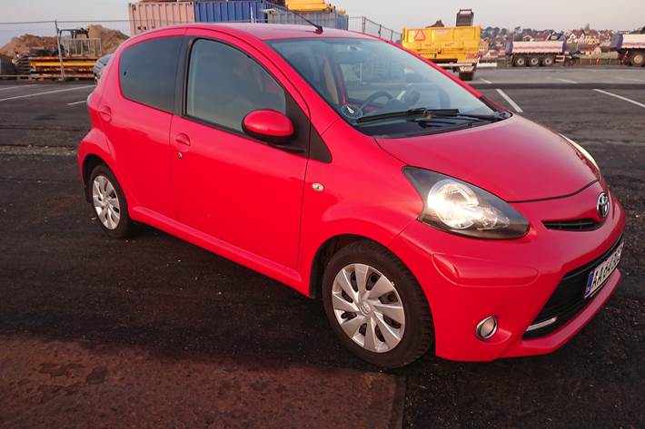 Rød Toyota Aygo fra 2012