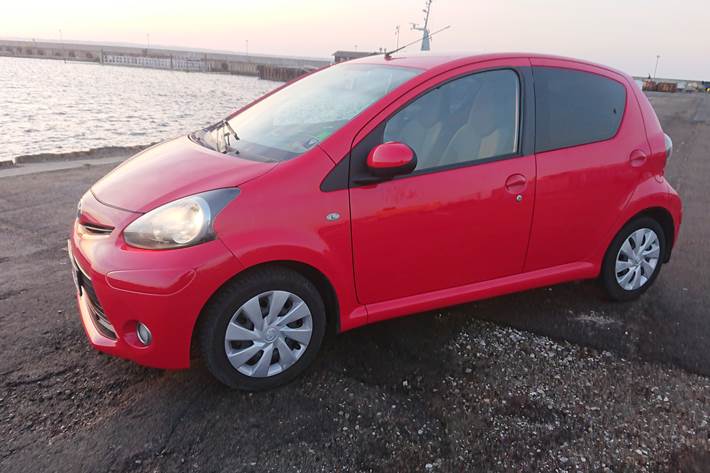 Rød Toyota Aygo fra 2012