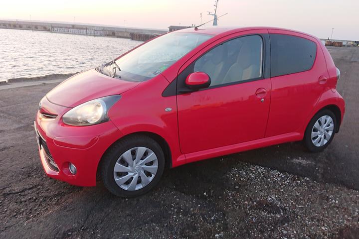 Rød Toyota Aygo fra 2012
