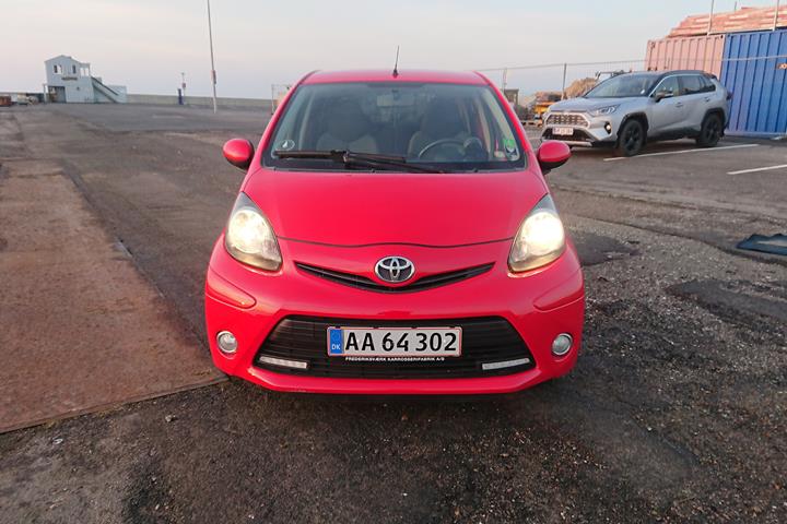 Rød Toyota Aygo fra 2012