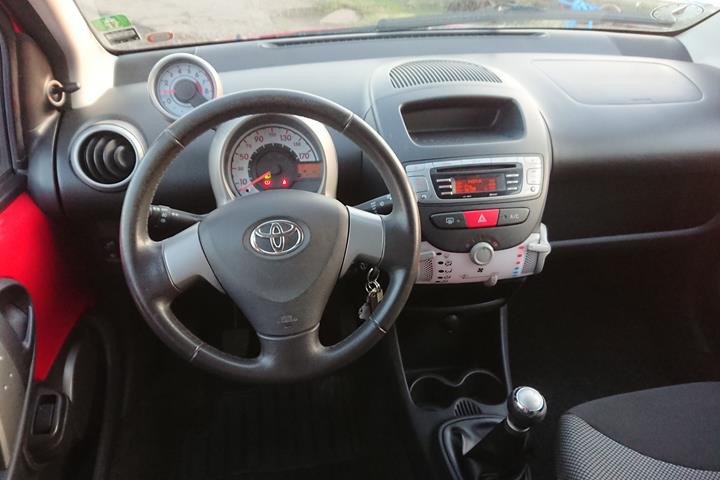 Rød Toyota Aygo fra 2012