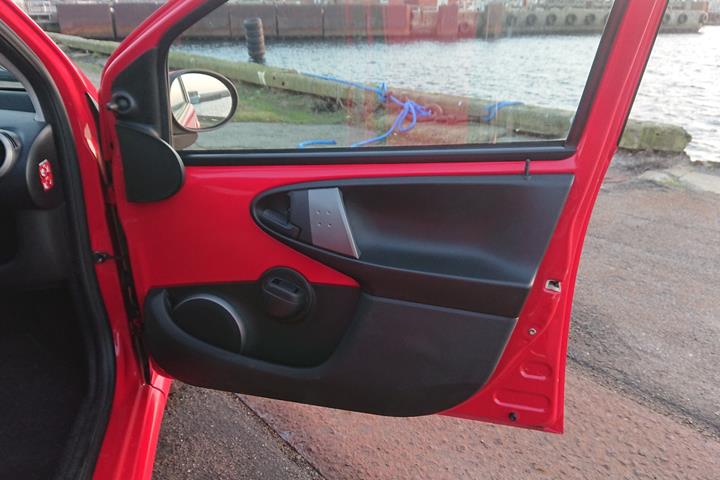 Rød Toyota Aygo fra 2012