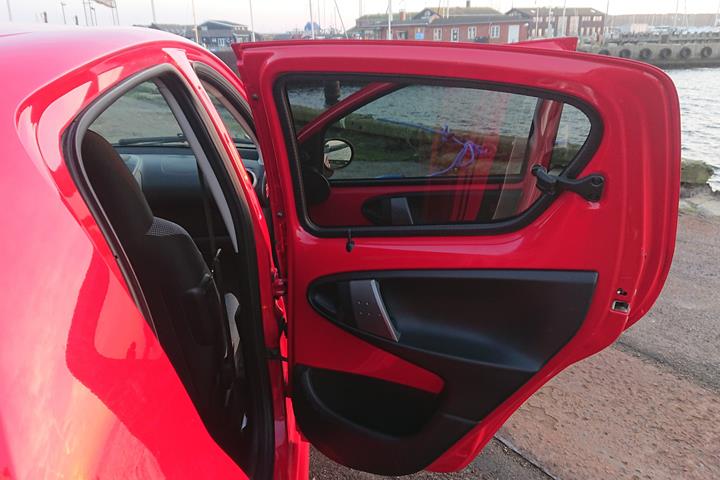 Rød Toyota Aygo fra 2012