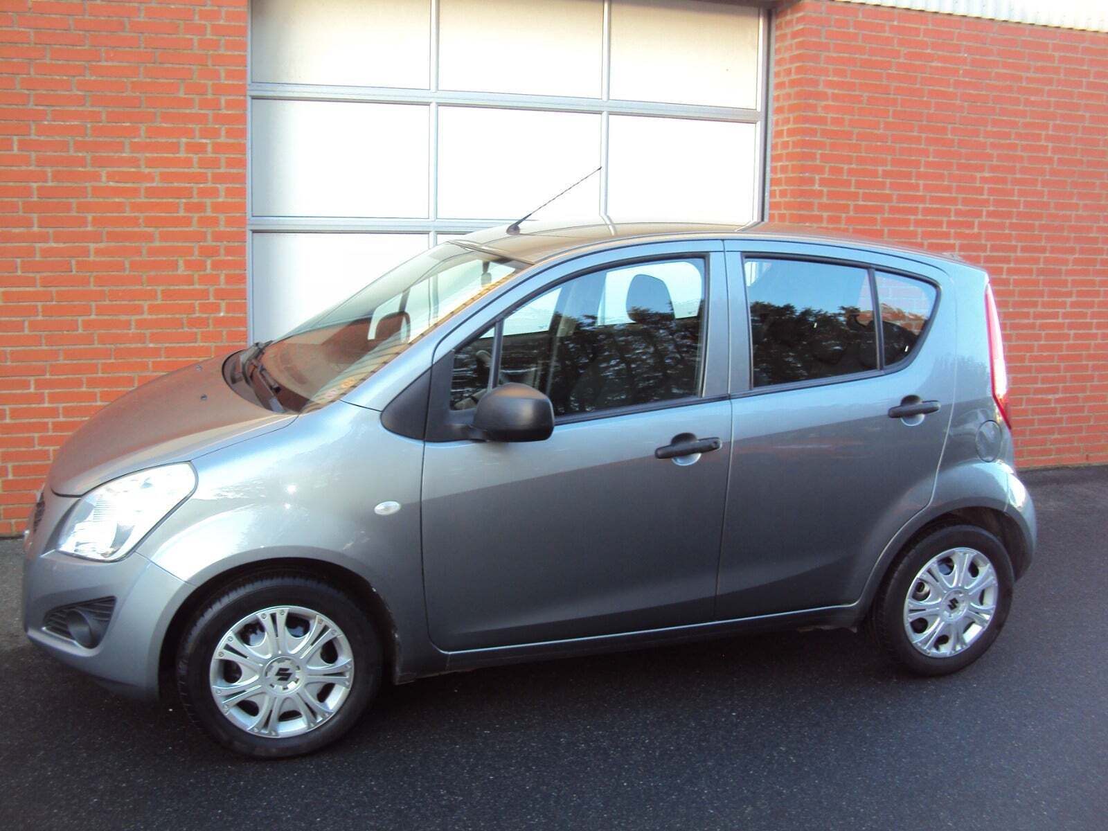 Grå Suzuki Splash fra 2014