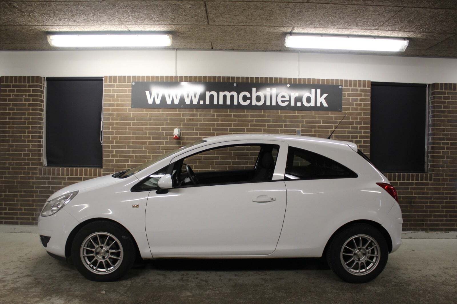 Hvid Opel Corsa fra 2009