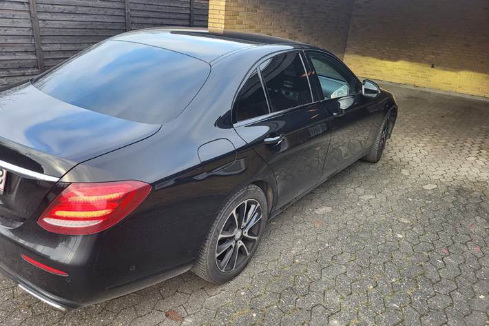 Sort Mercedes E220 d fra 2016