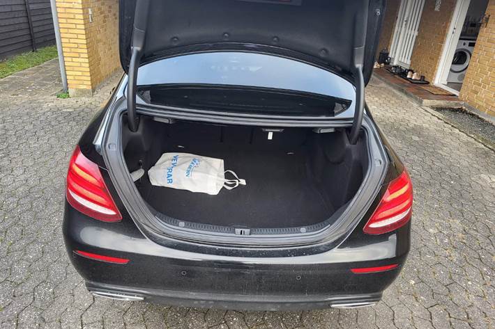 Sort Mercedes E220 d fra 2016