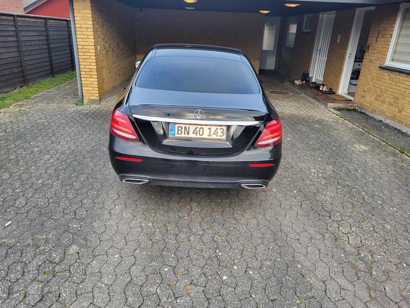 Sort Mercedes E220 d fra 2016