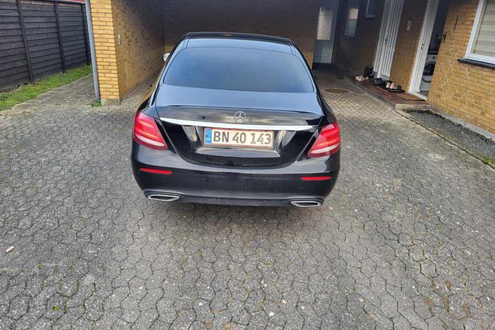 Sort Mercedes E220 d fra 2016