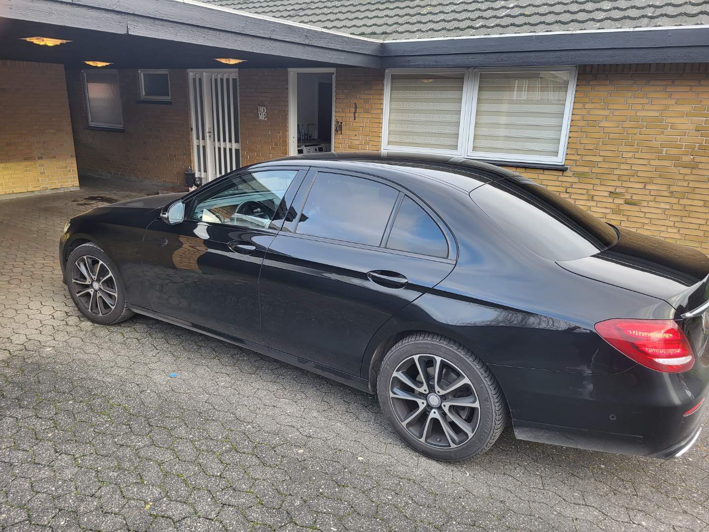 Sort Mercedes E220 d fra 2016
