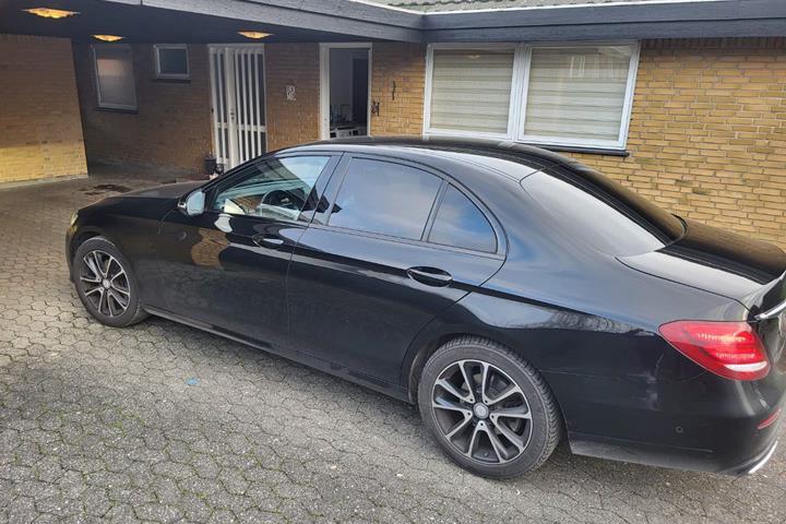 Sort Mercedes E220 d fra 2016