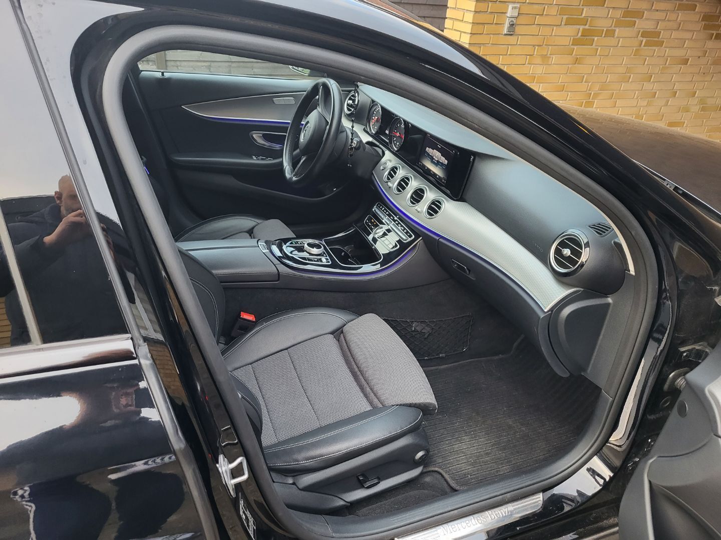 Sort Mercedes E220 d fra 2016