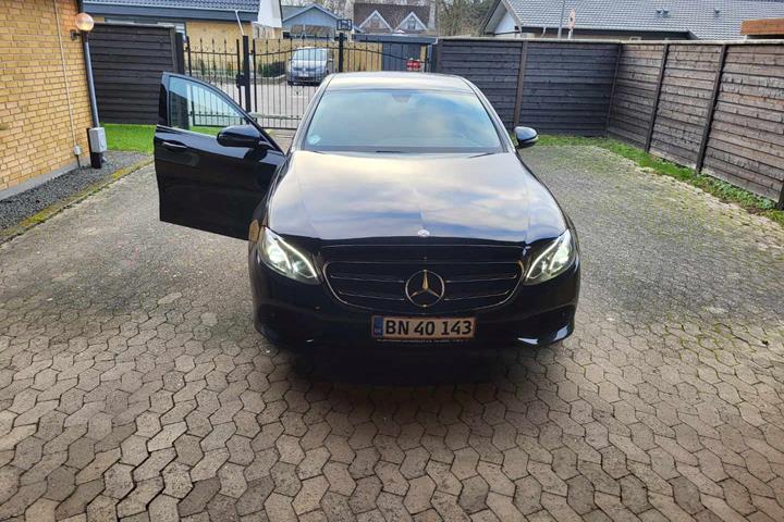 Sort Mercedes E220 d fra 2016