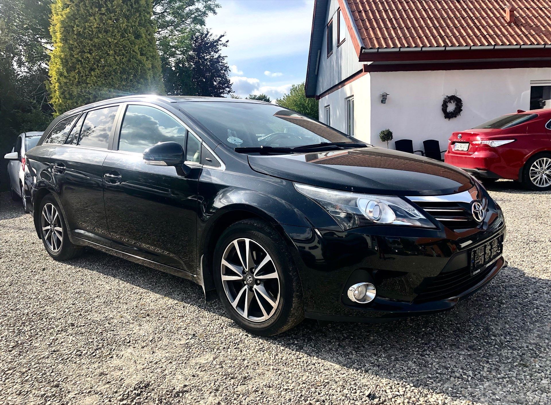 Sort Toyota Avensis fra 2014