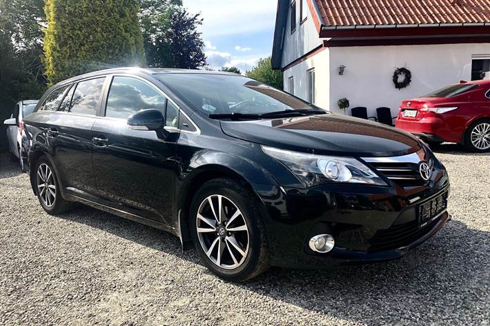 Sort Toyota Avensis fra 2014