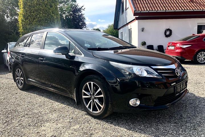 Sort Toyota Avensis fra 2014