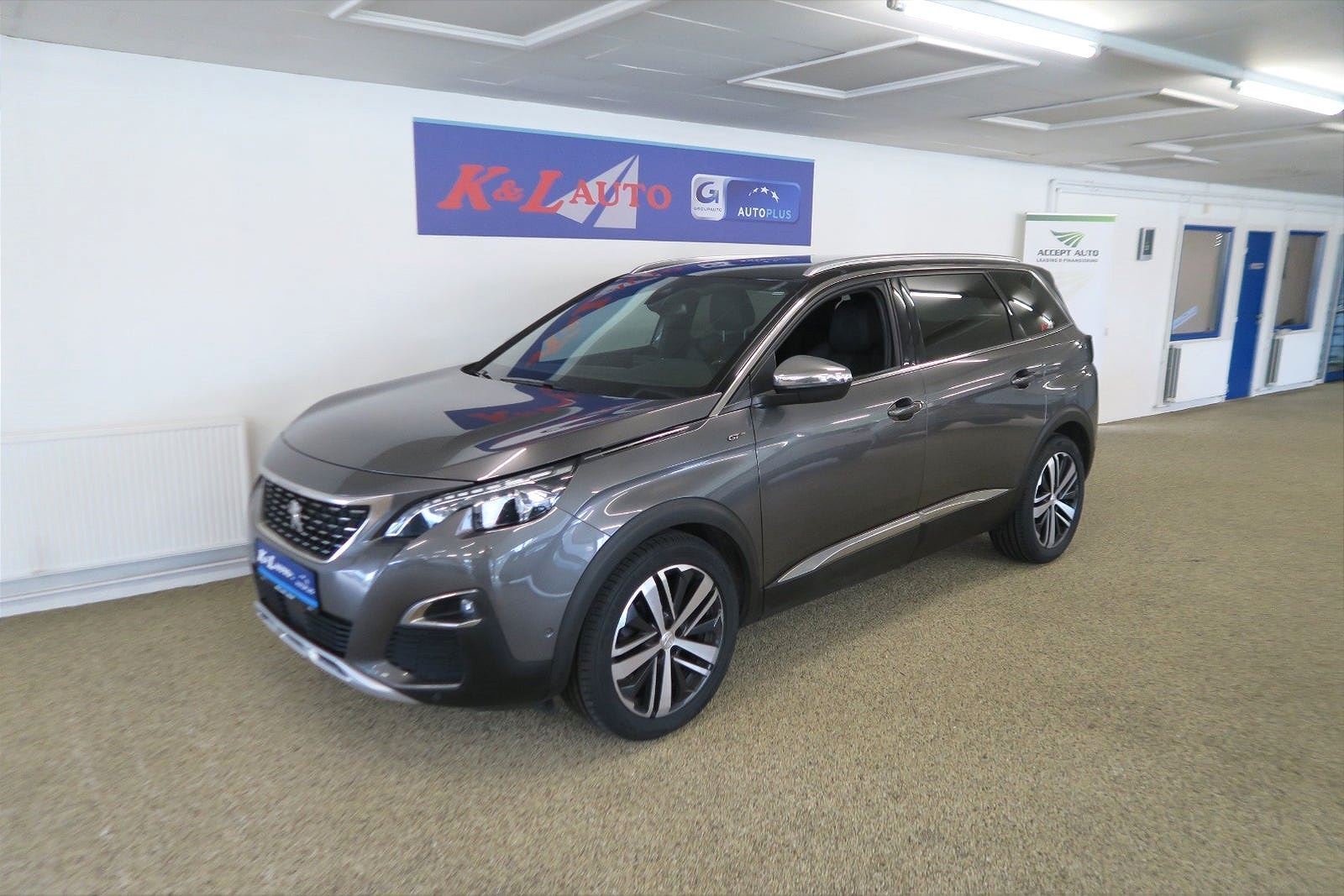 Grå Peugeot 5008 fra 2018
