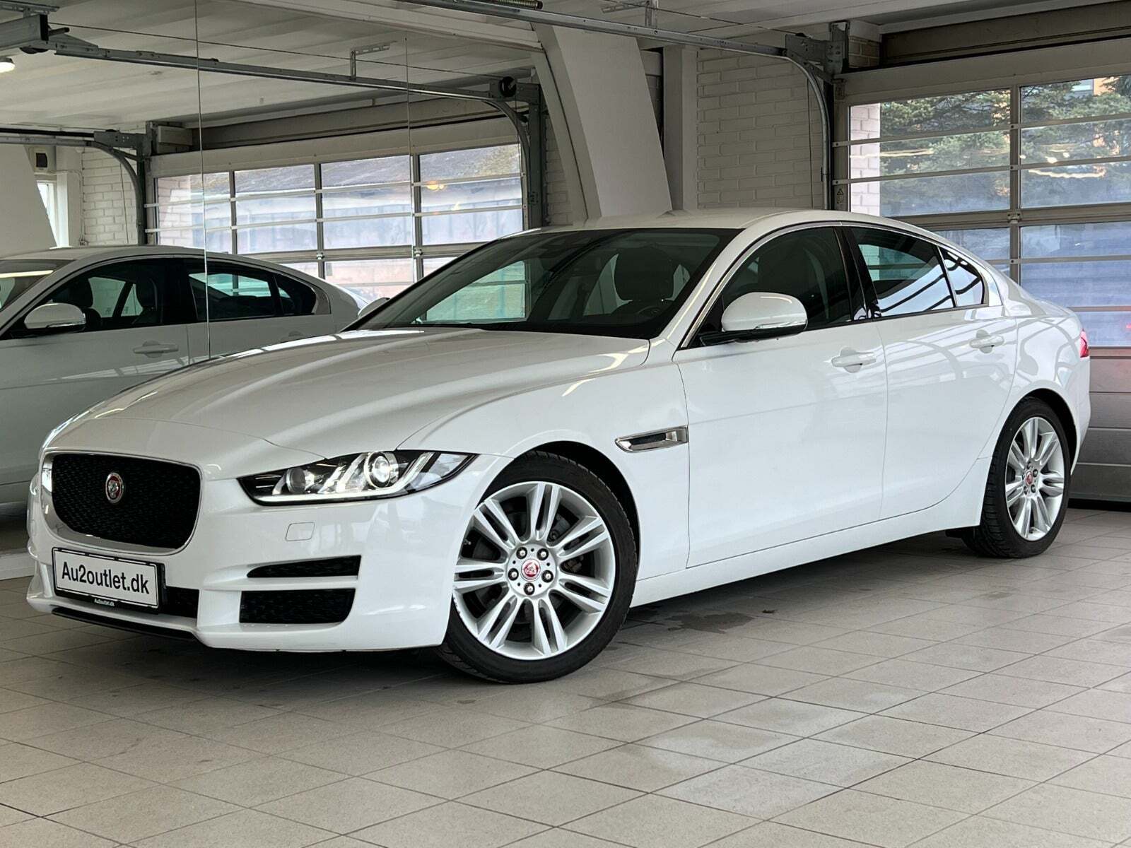 Hvid Jaguar XE fra 2016