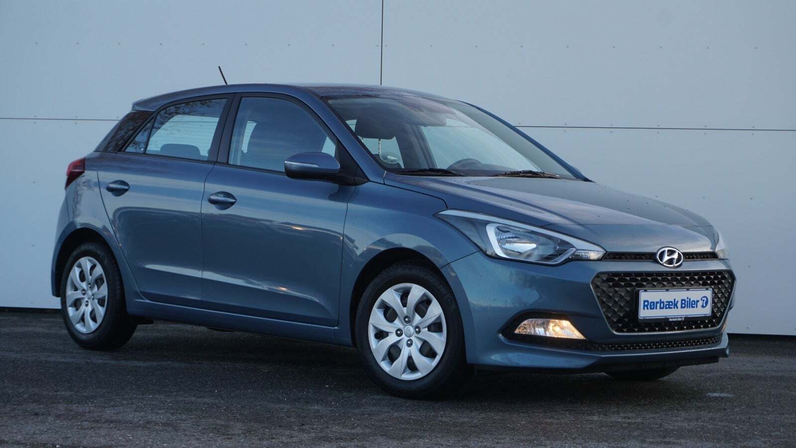 Blå Hyundai i20 fra 2017