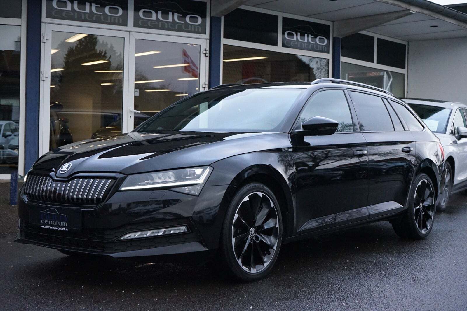 Grå Skoda Superb fra 2021