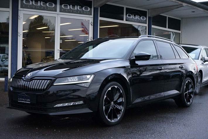 Grå Skoda Superb fra 2021