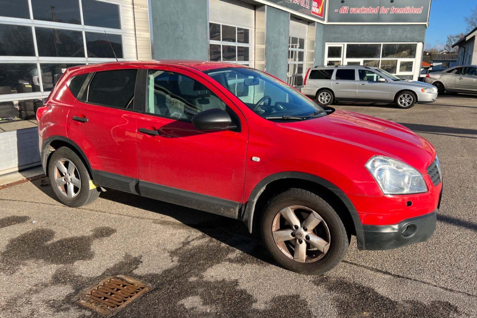 Rød Nissan Qashqai fra 2009