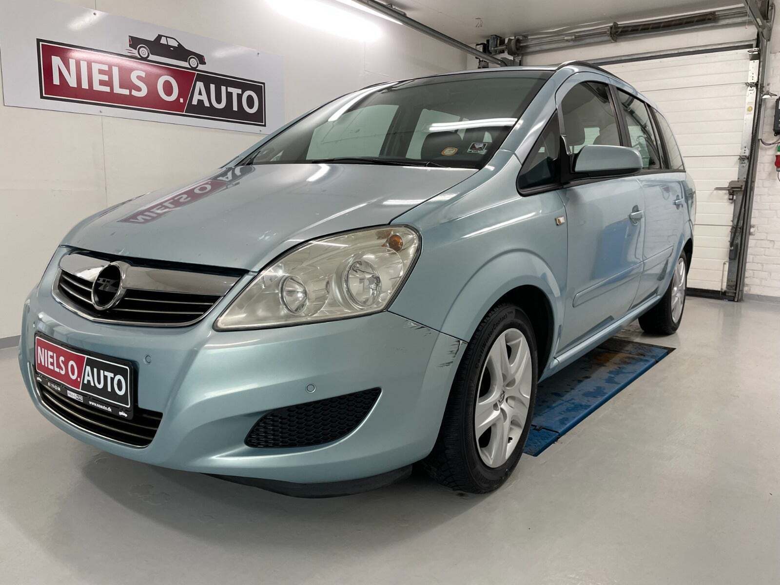 Blå Opel Zafira fra 2009