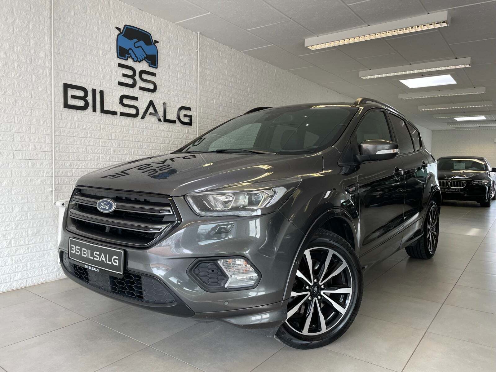 Grå Ford Kuga fra 2019
