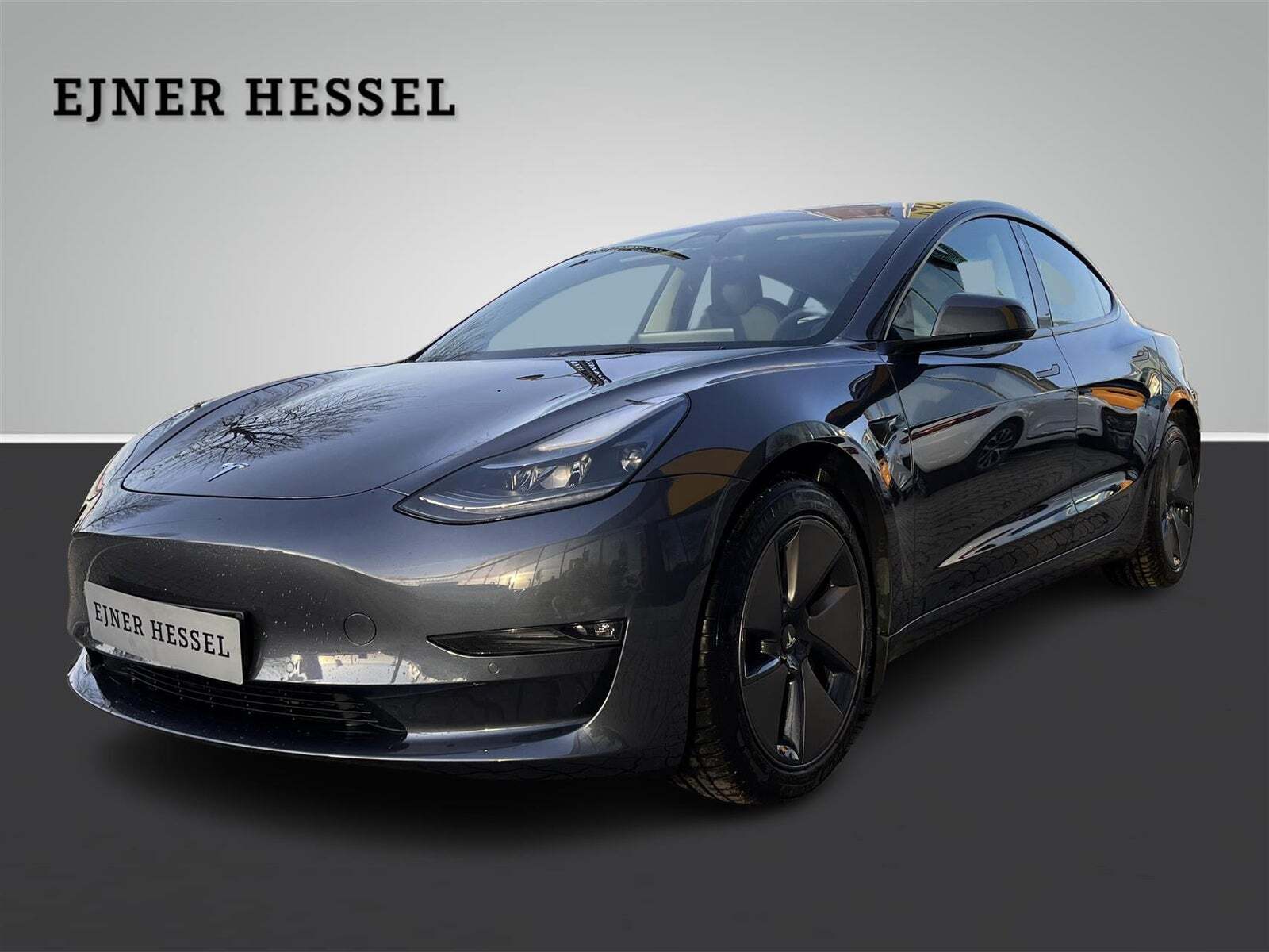 Grå Tesla Model 3 fra 2022