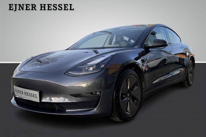 Grå Tesla Model 3 fra 2022