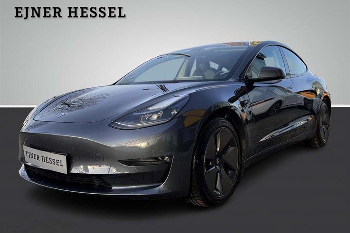 Grå Tesla Model 3 fra 2022