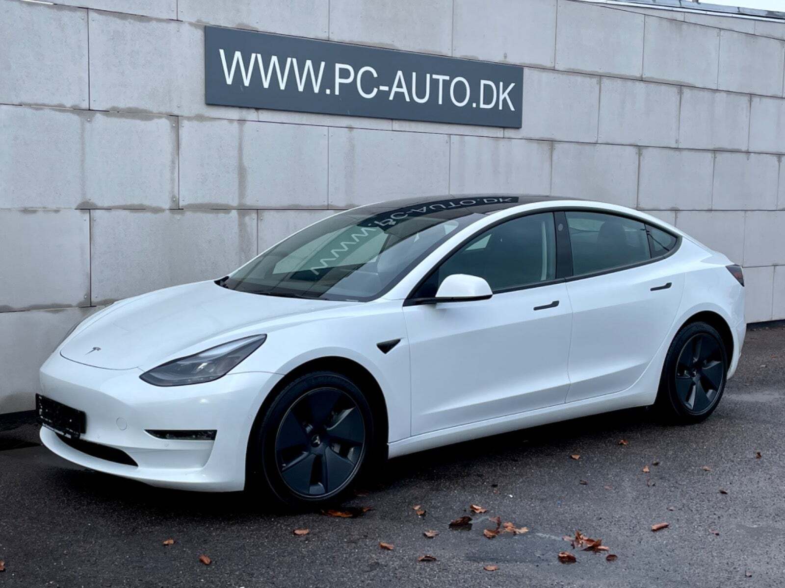 Hvid Tesla Model 3 fra 2021